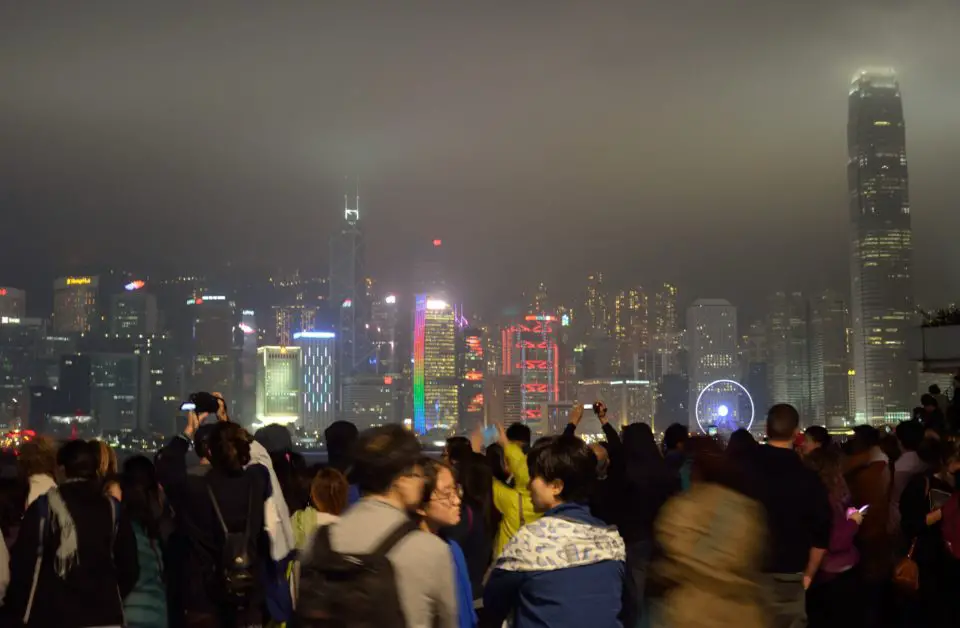 Die Hongkong Skyline ist weltberühmt. Während der beliebten Symphony of Lights wird sie als eine der größten Hongkong Sehenswürdigkeiten bei einer Lichtshow in Szene gesetzt.