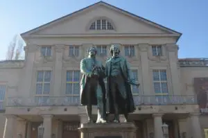 Dein Weimar Sehenswürdigkeiten Rundgang sollte dich laut meinen Weimar Tipps natürlich auch am Goethe-Schiller-Denkmal vor dem Nationaltheater vorbeiführen.
