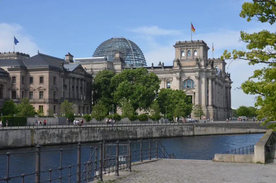 Berlin Hotel Tipps: Zum Übernachten in Berlin gebe ich dir hier Infos zu guten Unterkünften rund um den Reichstag.