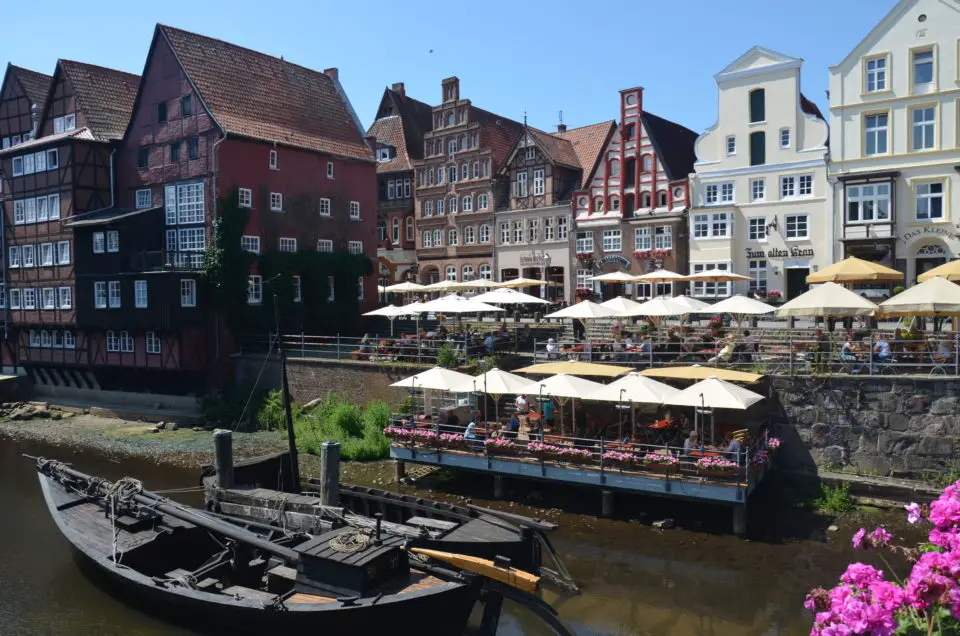 Bei einem Lüneburg Sehenswürdigkeiten Rundgang ist der Stintmarkt ein toller Startpunkt.