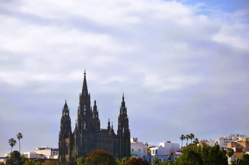 Bei Gran Canaria Sehenswürdigkeiten muss die Parroquia de San Juan Bautista de Arucas erwähnt werden.