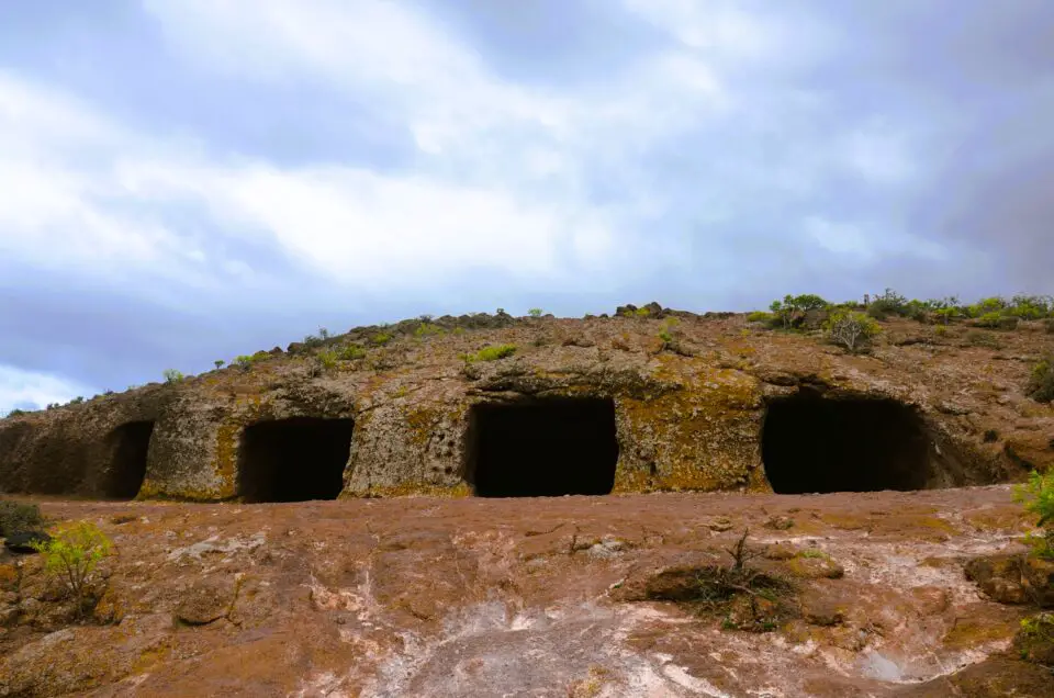 Wenn du Gran Canaria mit dem Auto erkundest, lohnt auch ein Abstecher zur Cueva de Cuatro Puertas.