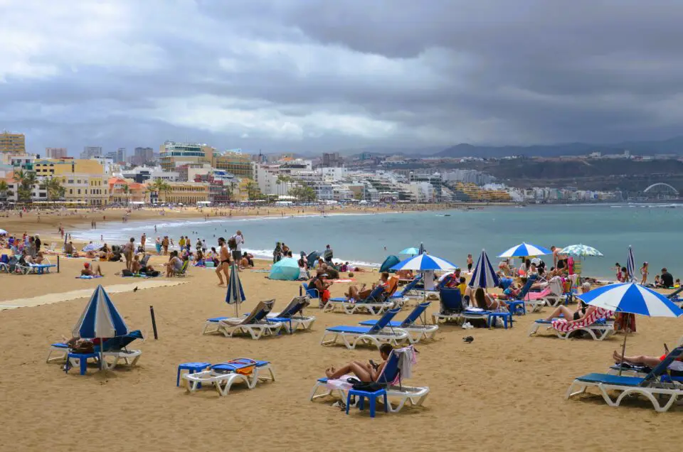 Zu den Gran Canaria Sehenswürdigkeiten gehört die Playa de las Canteras in Las Palmas.