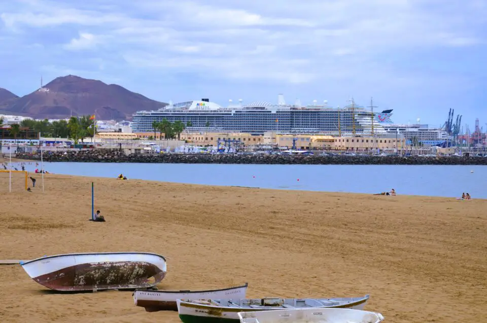 Zu den Las Palmas de Gran Canaria Sehenswürdigkeiten gehört die Playa de Las Alcaravaneras.