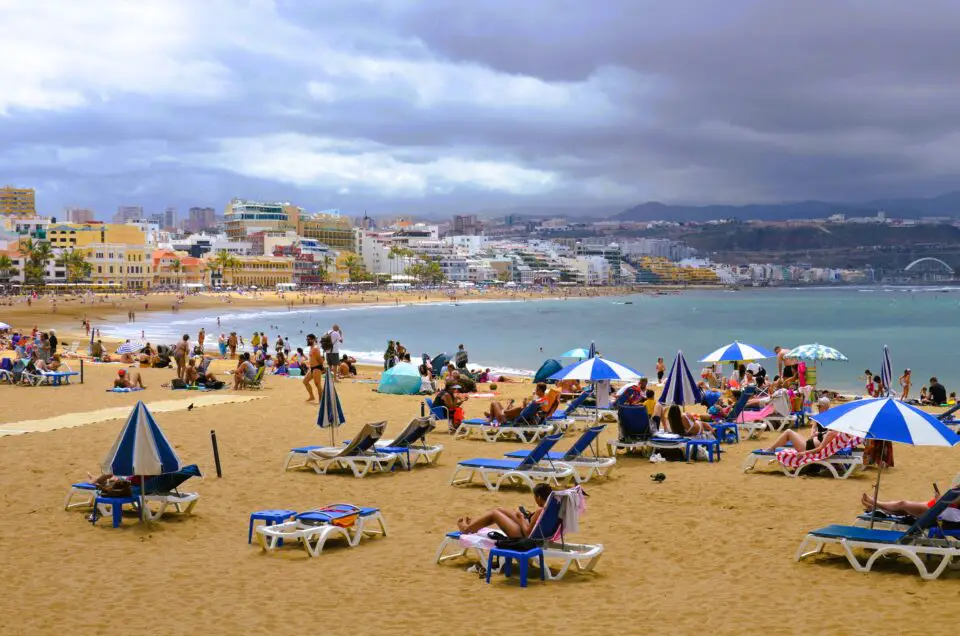 Zu den wichtigsten Las Palmas Sehenswürdigkeiten gehört die Playa de las Canteras.