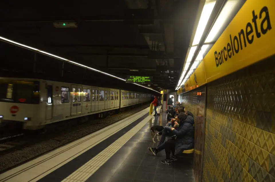 Die Metro von Barcelona bringt dich zu nahezu jeder der Barcelona Sehenswürdigkeiten.