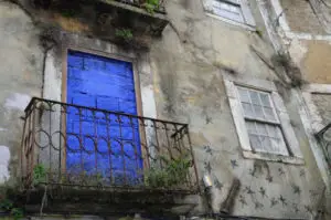 Dein Lissabon Sehenswürdigkeiten Rundgang wird dich dank meiner Lissabon Tipps auch an verlassenen Häusern wie diesem mit einer blauen Balkontür versehenen vorbeiführen.