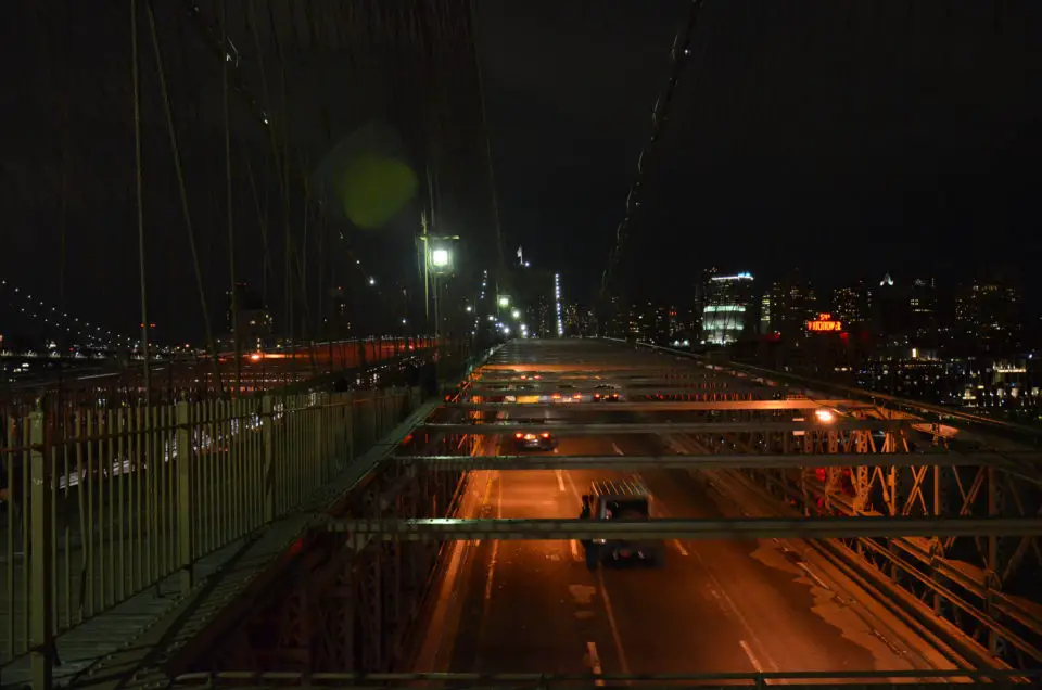 Blick von der Brooklyn Bridge in Richtung Brooklyn. Für die Skyline von Manhattan musst du dich nur umdrehen!
