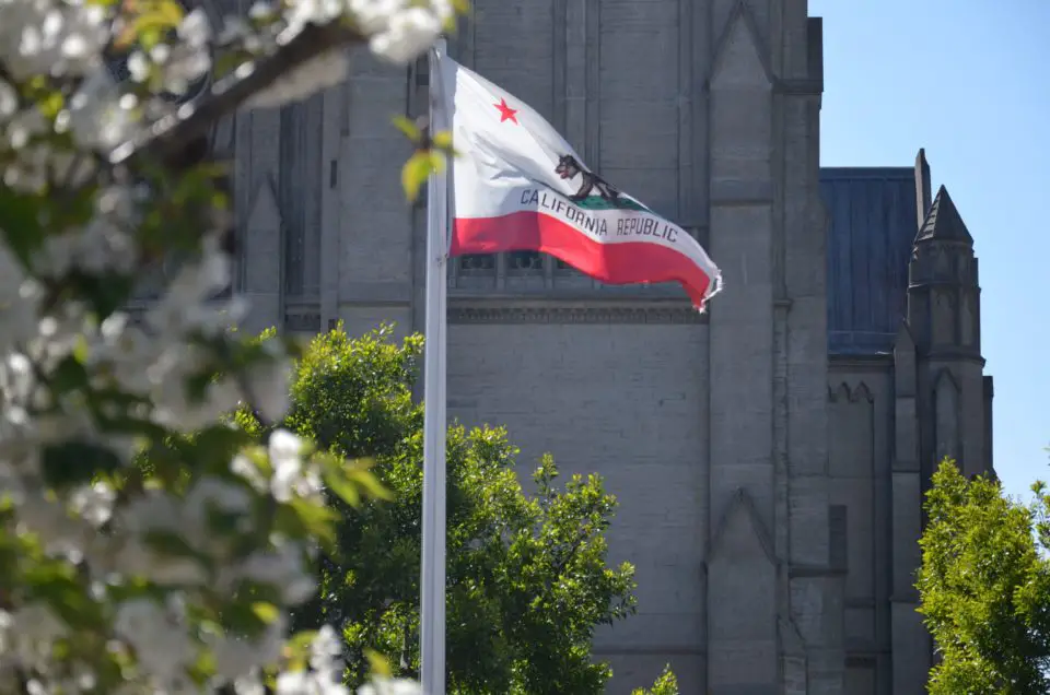 Hier siehst du die in San Francisco oft auffallende California Republic Flagge vor der Grace Cathedral.