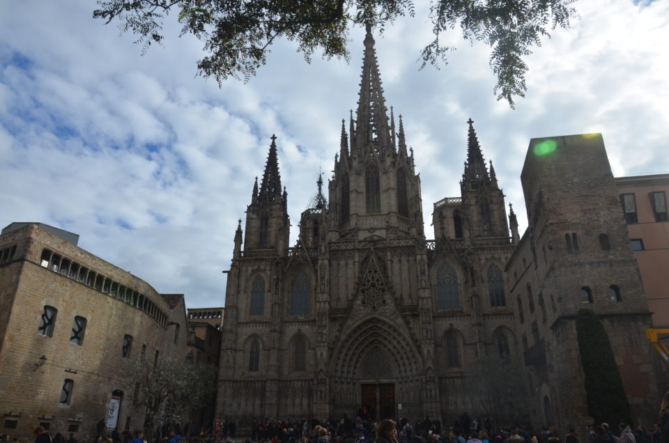Die Catedral de Barcelona liegt im Mittelpunkt des Barri Gòtic und ist eine der wichtigsten Barcelona Sehenswürdigkeiten in der Altstadt.