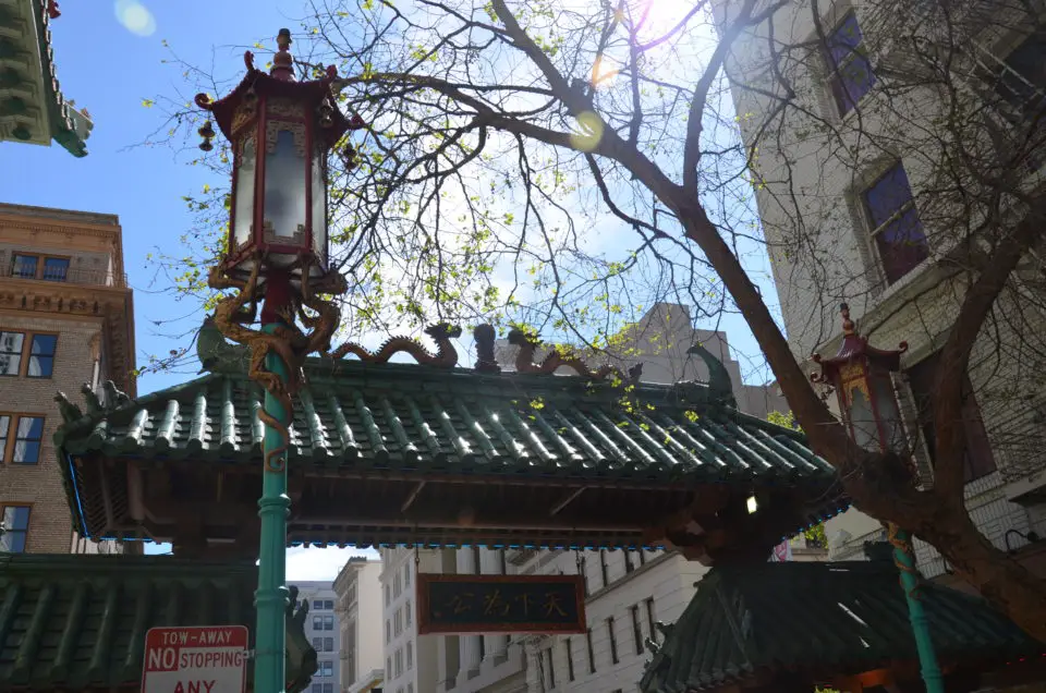 Hier siehst du das Dragon Gate als Zugang zur Chinatown von San Francisco.