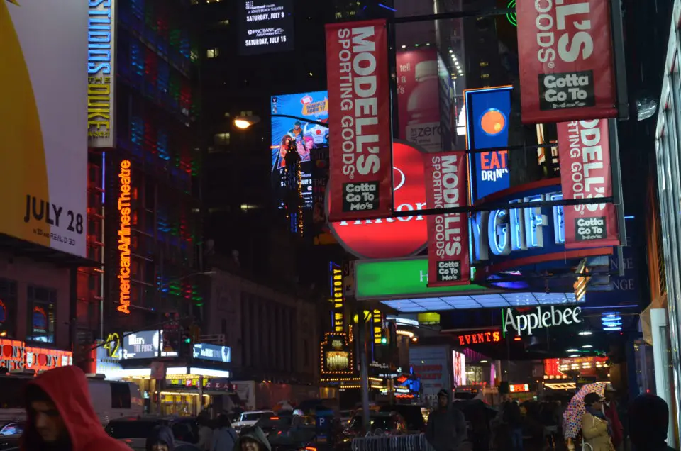 Auswahl an Entertainment am Times Square und an der 42nd Street in Manhattan, New York