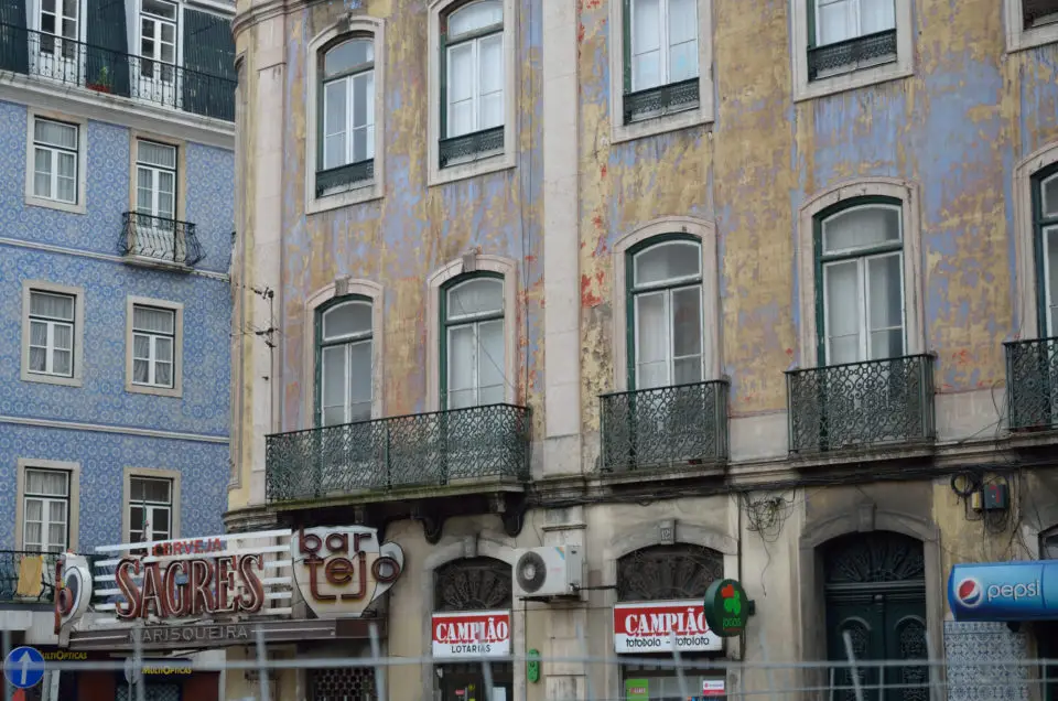 Typisch für die Fassaden der Häuser in Lissabon ist die Patina. Für sich genommen sind diese Häuser mit Seele immer wiederkehrende Lissabon Sehenswürdigkeiten. Hier siehst ein Beispiel aus der Baixa.