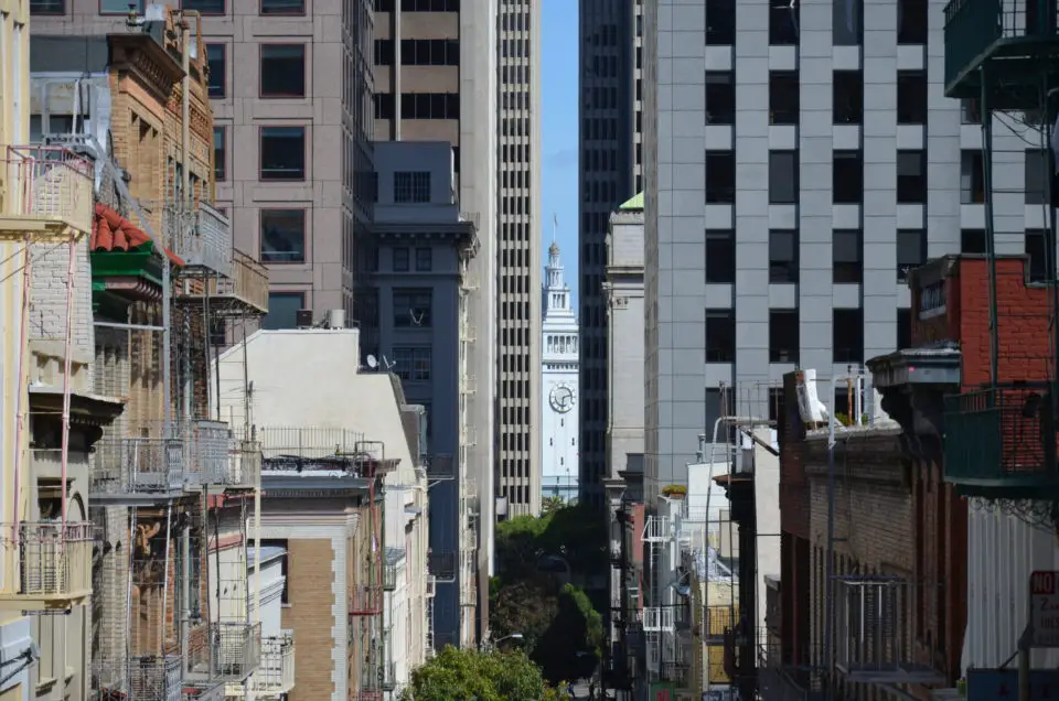 Hier siehst du das zwischen Hochhäuser gequetschte Ferry Building von San Francisco.