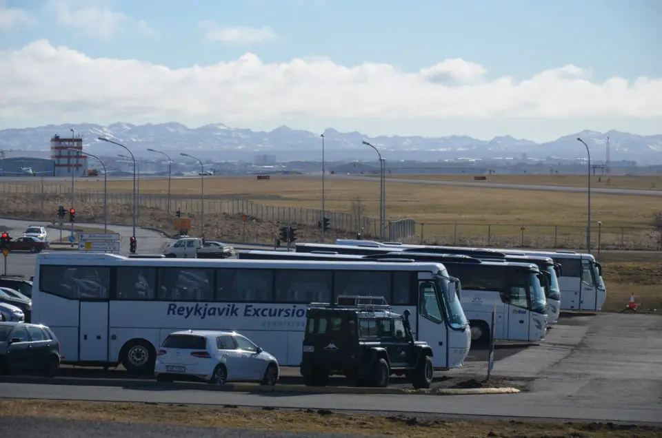 Für einen Transfer von Flughafen Keflavik nach Reykjavik bietet sich der Flybus von Reykjavik Excursions an. So kann die Zeit für einen Stopover in Island gut und entspannt genutzt werden.