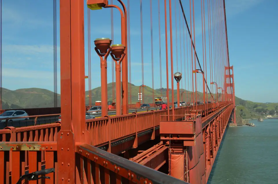 Die berühmteste der San Francisco Sehenswürdigkeiten Golden Gate Bridge mit Blick in Richtung Marin County