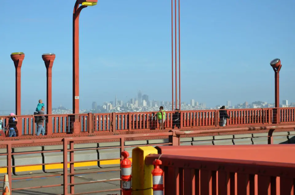 Hier siehst du die San Francisco Skyline von der Golden Gate Bridge aus.