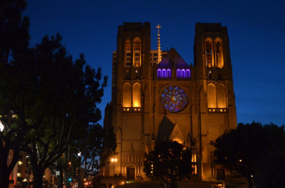 Blick aus dem Huntington Park auf die Grace Cathedral bei Nacht