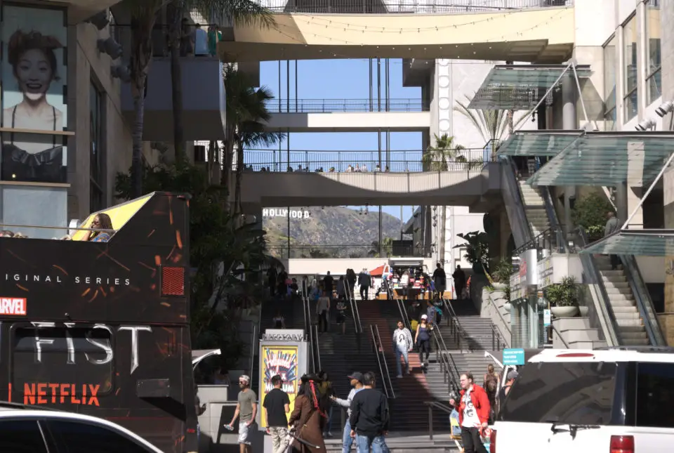 Blick vom Hollywood Boulevard durch das Hollywood & Highland Center zum Hollywood-Zeichen