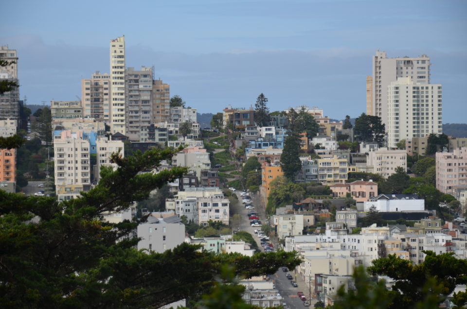 Hier siehst du die berühmten Kurven der Lombard Street vom Coit Tower in San Francisco aus fotografiert.