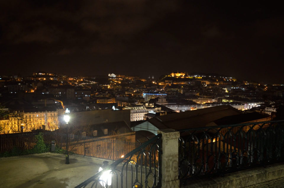 Der Miradouro de São Pedro de Alcântara liefert einen tollen Ausblick über Lissabon in Richtung Castelo de São Jorge.