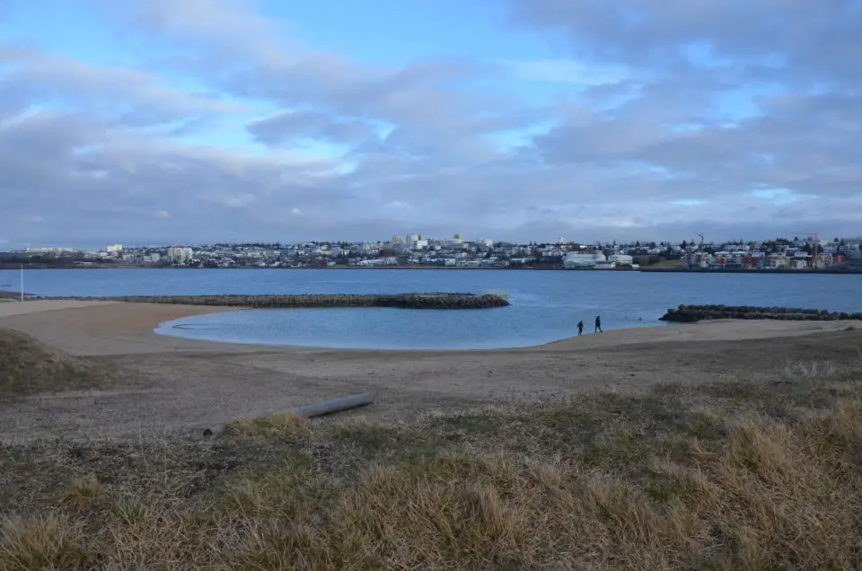 Das mit Warmwasser beheizte Meer am Nauthólsvík Strand lädt zum Baden ein und ist damit eine der wichtigsten Reykjavik Sehenswürdigkeiten für Schwimmfans.
