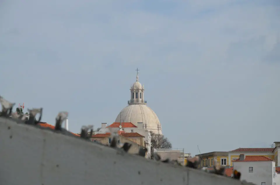 Hier siehst du die Kuppel des Panteão Nacional bzw. der Igreja de Santa Engrácia von Alfama aus fotografiert.