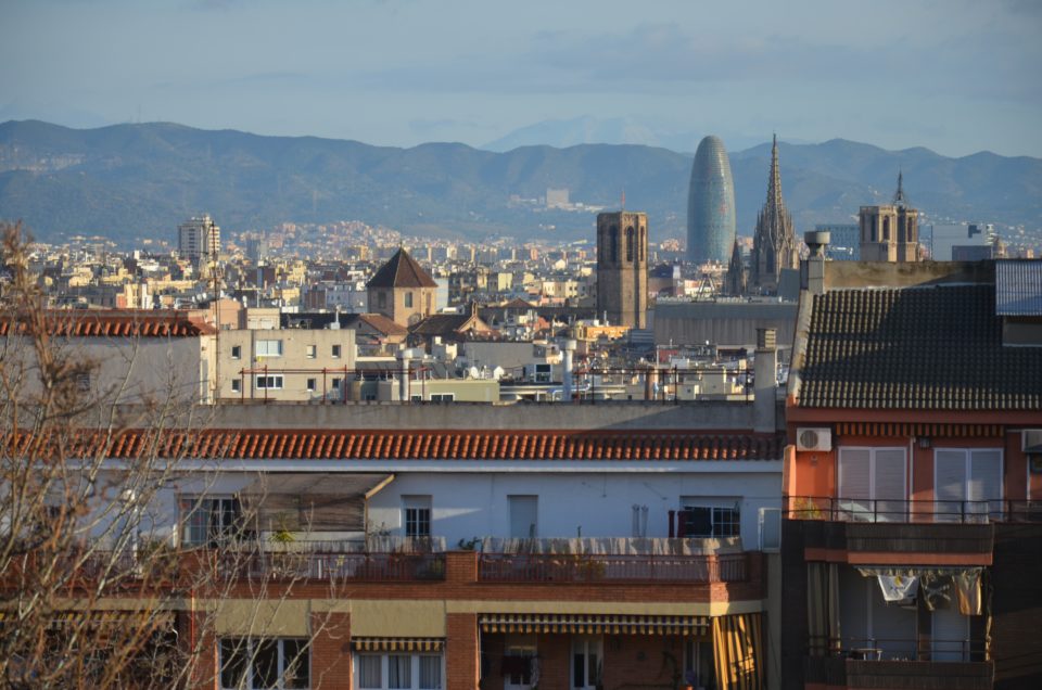 Ausblick vom Parc del Mirador del Poble am Montjuïc über Barcelona bis in die Berge.