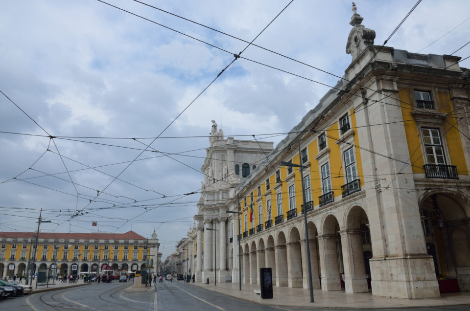 Der Arco da Rua Augusta vom Praça do Comercio aus gesehen. Hier tummeln sich die Lissabon Sehenswürdigkeiten auf engstem Raum.