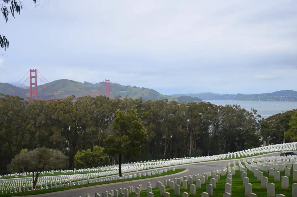 San Francisco National Cemetery im Presidio mit der Golden Gate Bridge im Hintergrund