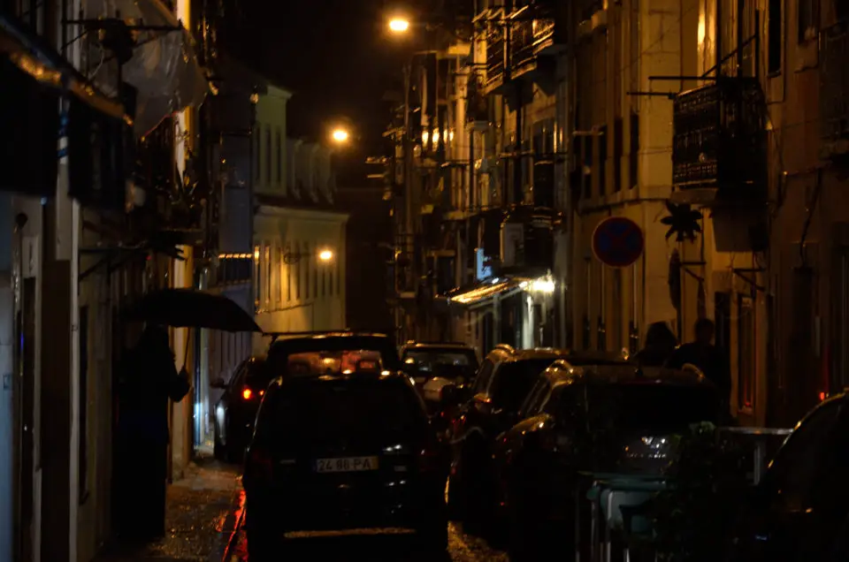 Hier siehst du eine Straße im Lissaboner Stadtteil Chiado im Regen. Zum Glück ist das Bairro Alto mit seinen unzähligen Bars gleich um die Ecke.