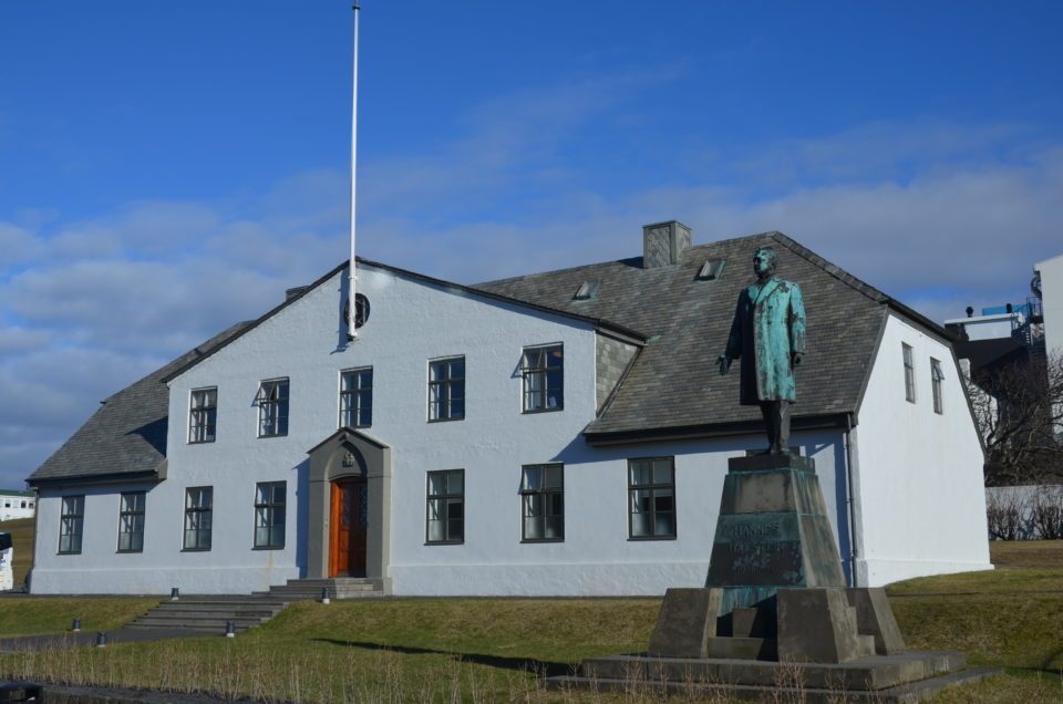 Am Ende der Laugavegur befindet sich das Regierungsgebäude und der Amtssitz des Premierministers von Island.
