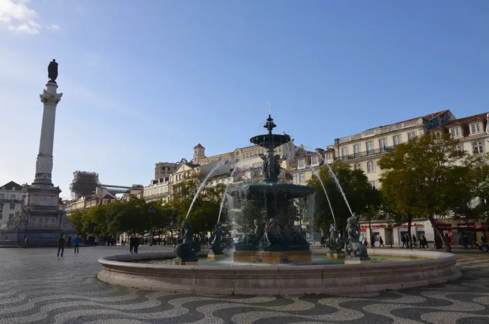 Hier siehst du den Rossio Platz im Herzen Lissabons. Mit seinen Cafés und dem regen Treiben zählt er zu den wichtigsten Lissabon Sehenswürdigkeiten.