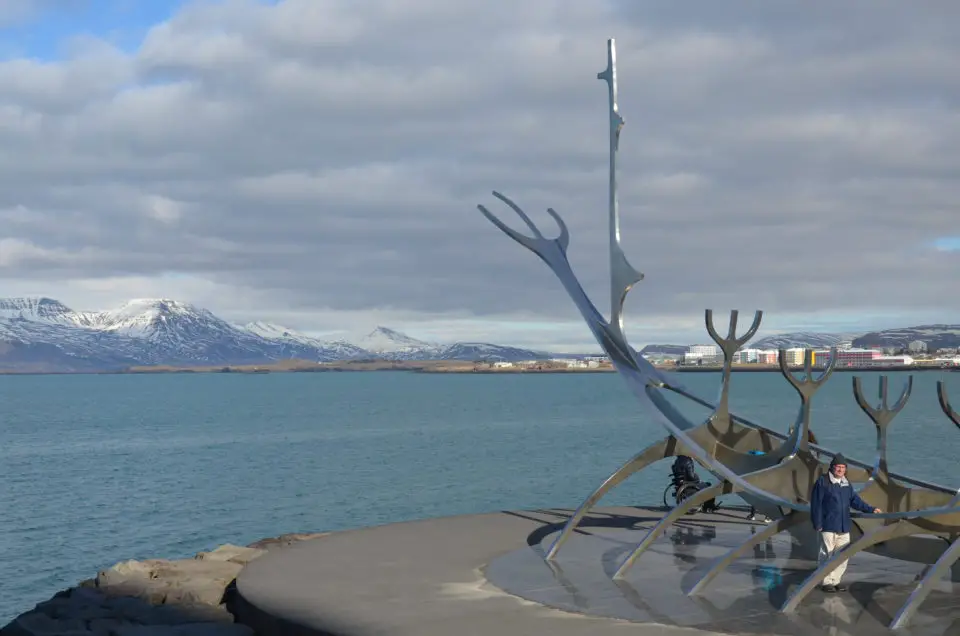 Hier siehst du die Metallskulptur Sun Voyager bzw. Sólfar an der Sæbraut in Reykjavik, Island. Sie ist eines der beliebtesten Fotomotive unter den Reykjavik Sehenswürdigkeiten.