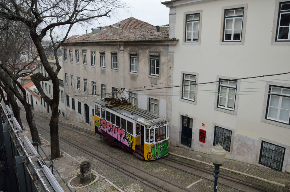 Eine Straßenbahn hilft beim steilen Anstieg auf dem Weg in den Lissaboner Stadtteil Chiado. Eine Alternative ist der Elevador de Santa Justa.