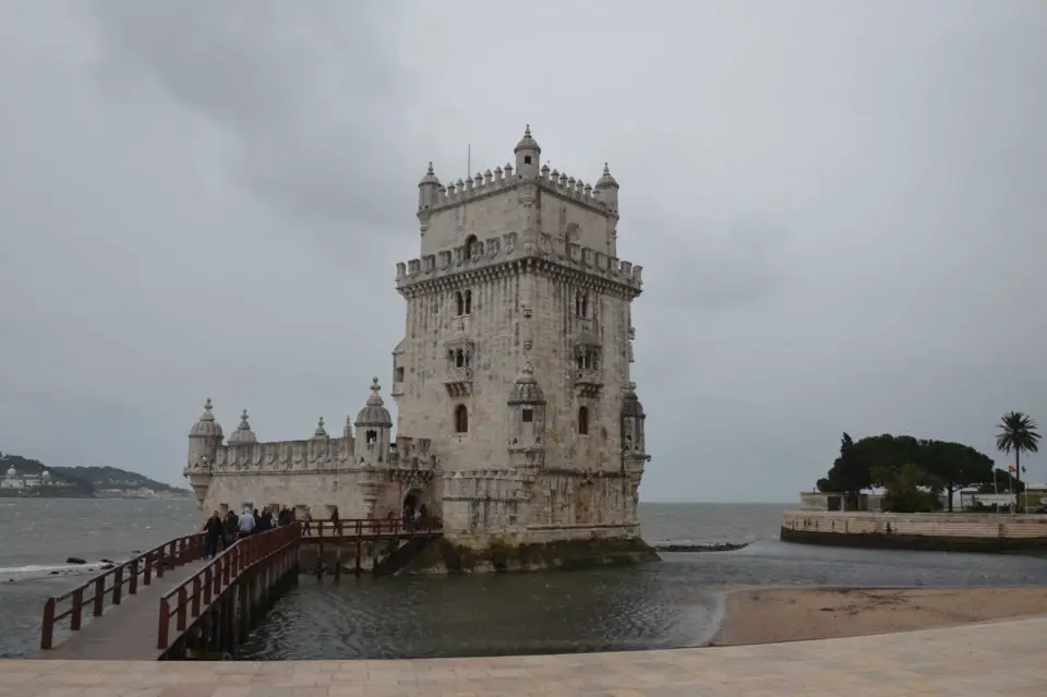 Der Torre de Belém begrüßt in Lissabons Hafen einfahrende Schiffe. Ohne Zweifel steht der Turm weit oben unter den bekanntesten Lissabon Sehenswürdigkeiten.