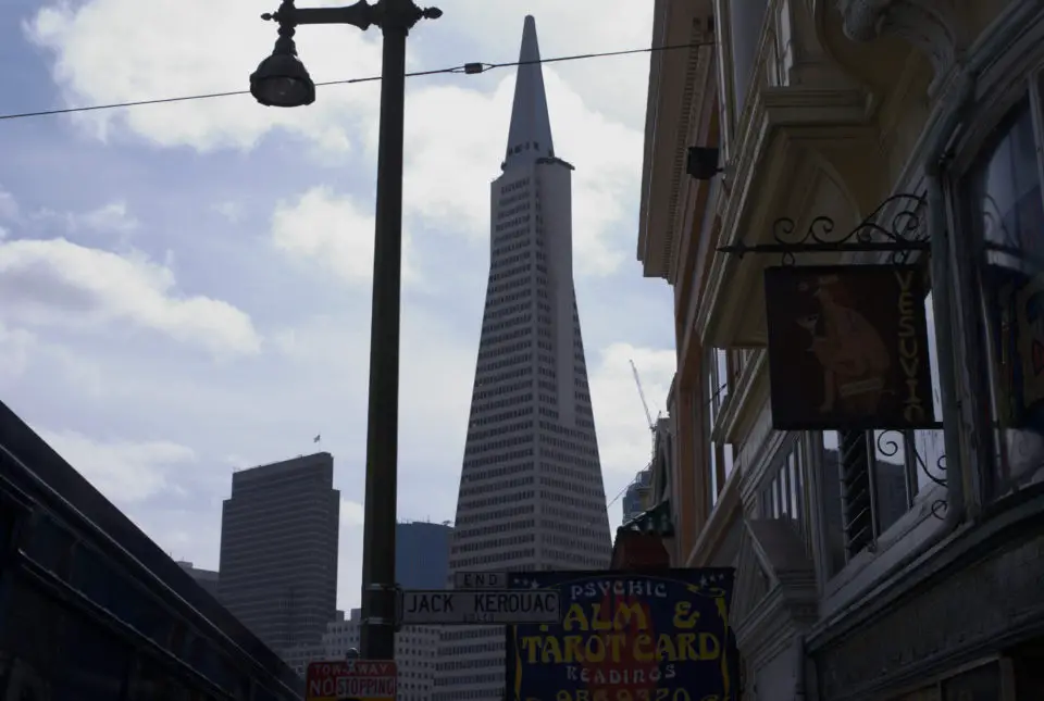 Die Transamerica Pyramid dürfte der wohl berühmteste Wolkenkratzer unter den San Francisco Sehenswürdigkeiten sein.