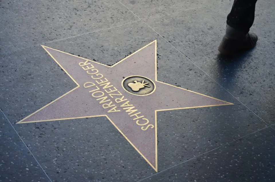 Der Hollywood Walk of Fame am Hollywood Boulevard ist eine der größten Los Angeles Sehenswürdigkeiten. Hier ist der Stern von Arnold Schwarzenegger zu sehen.