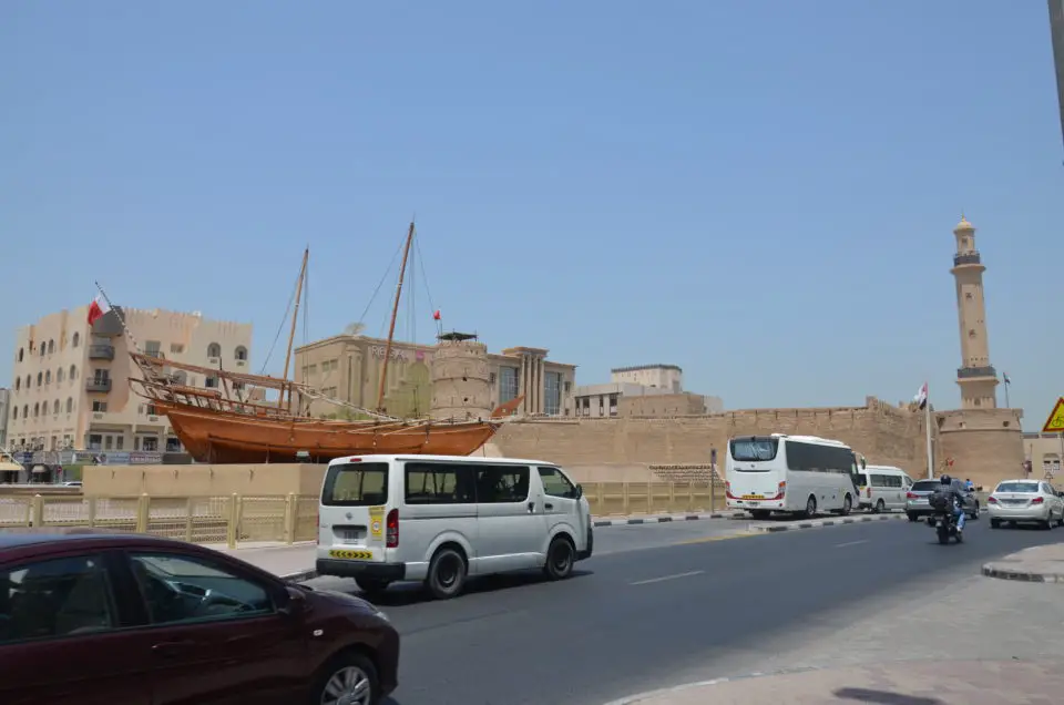 Das älteste existierende Gebäude in Dubai ist das Al-Fahidi-Fort. Es beherbergt gleichzeitig das Dubai Museum und damit eine der Top 10 Dubai Sehenswürdigkeiten.