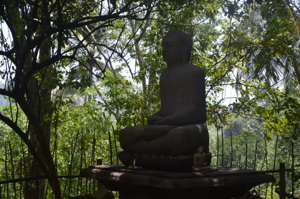 Diese Buddha-Statue macht es dir vor: Lass dich von möglicher Sri Lanka Touristenabzocke nicht aus der Ruhe bringen!