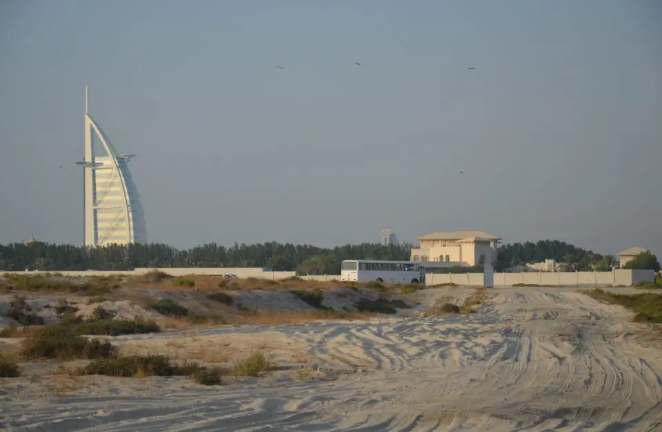 Hier siehst du das Burj al Arab an der Küste von Dubai und damit eines der teuersten Nobelhotels der Welt.