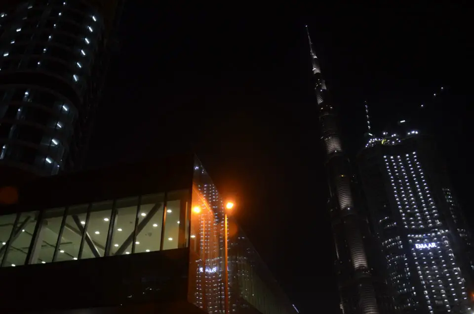 Der Burj Khalifa ist mit Abstand das herausragendste Gebäude, was ich bisher gesehen habe. Diese der Dubai Sehenswürdigkeiten sollte jeder einmal gesehen haben.