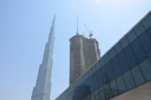 Dubai Tipps: Die größte der Dubai Sehenswürdigkeiten ist ohne Zweifel der Burj Khalifa. Praktischerweise steht er direkt neben der Dubai Mall, sodass du zwei der wichtigsten Dubai Sehenswürdigkeiten auf einem Fleck vorfindest.