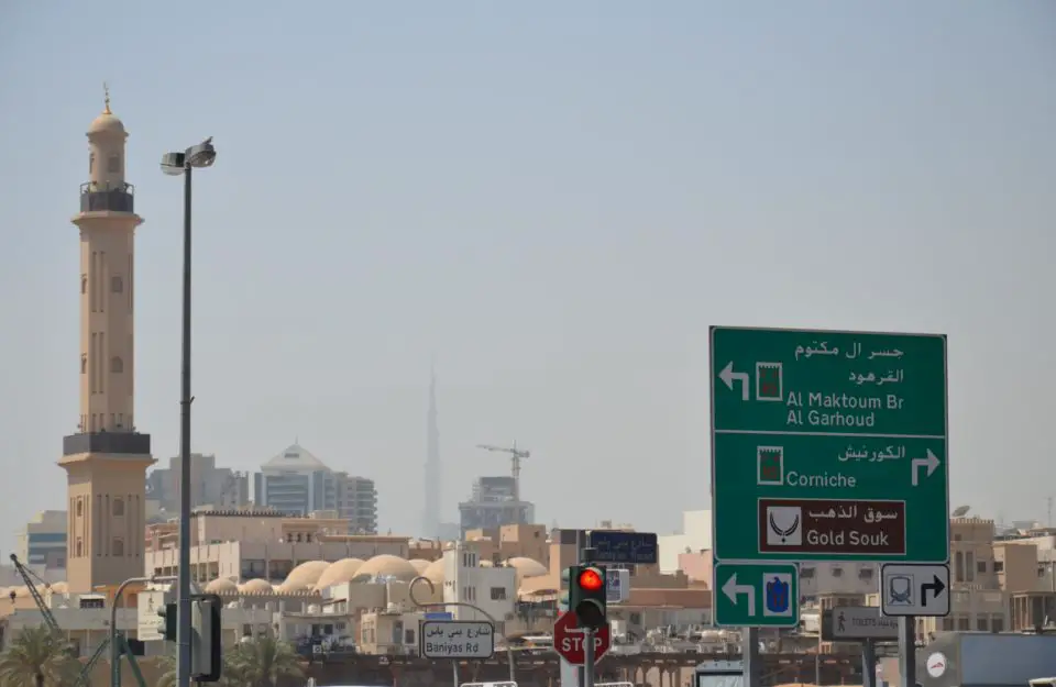 Blick von Deira in Richtung Dubai Creek: Die Silhouette des Burj Khalifa kannst du im Hintergrund erkennen. Somit kannst du auf einem Bild das alte und neue Dubai erkennen.