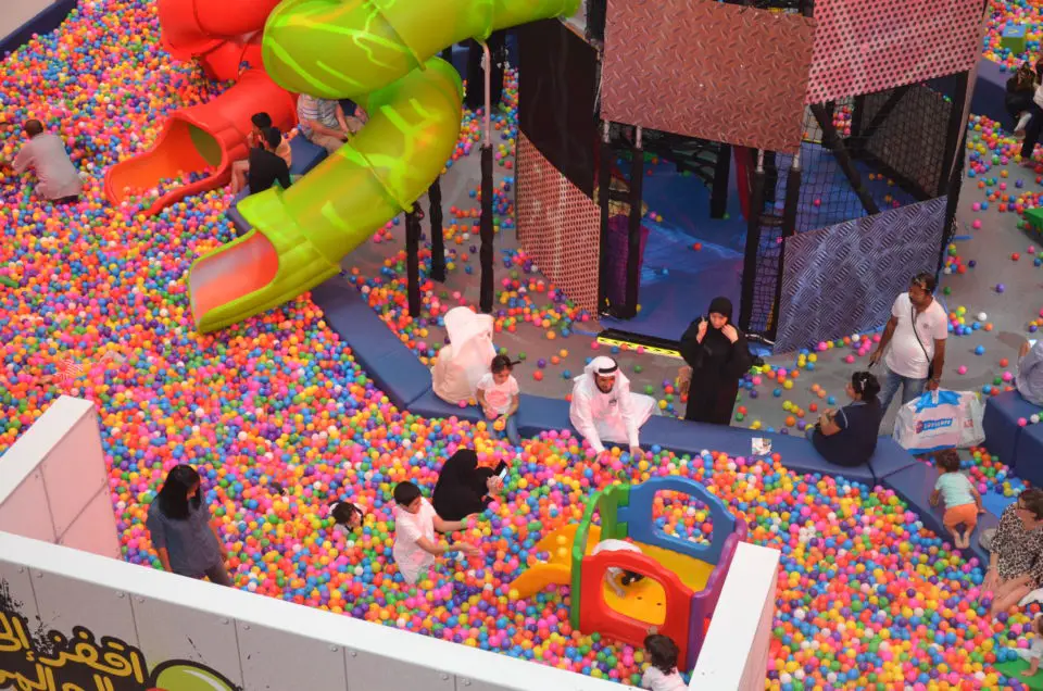 Die Vergnügungsmöglichkeiten in der Dubai Mall sind scheinbar unbegrenzt. Shopping, Bällebad, Wasserfall, Eislaufen: Nichts ist unmöglich bei dieser der Dubai Sehenswürdigkeiten.