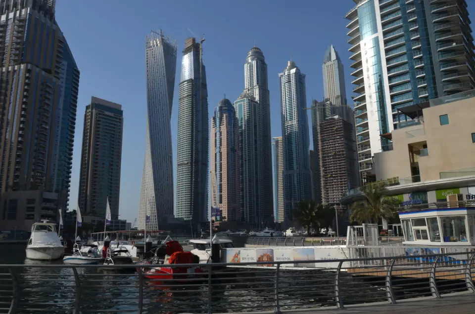 Die Dubai Marina lädt zu einem Spaziergang entlang des Kanals und des Yachthafens ein. Zu einer der Top Dubai Sehenswürdigkeiten wird das Viertel durch seine 200 Hochhäuser.