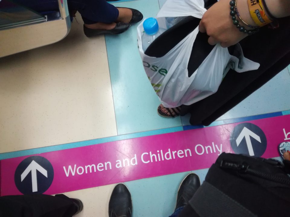 In der Dubai Metro gibt es neben einem Luxusabteil auch einen Bereich nur für Frauen und Kinder. Wie auch immer... Die Metro ist jedenfalls ein praktisches Mittel um zwischen den Dubai Sehenswürdigkeiten zu pendeln.