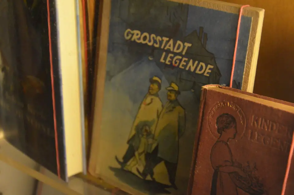 Hier siehst du im Schaufenster eines Antiquariats in der Altstadt von München das Buch Großstadtlegenden.
