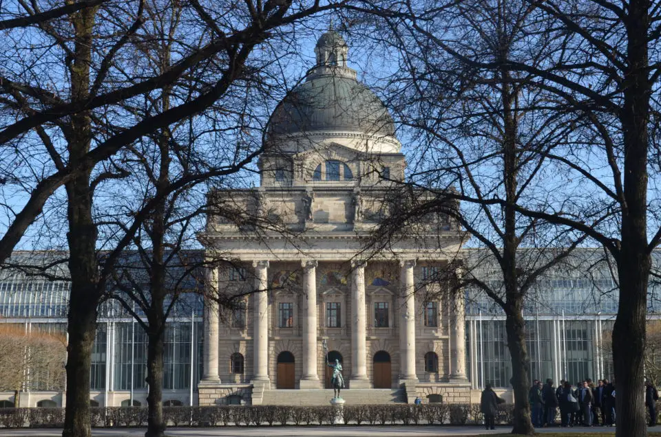 Vom Odeonsplatz kannst du auf dem Weg zum Englischen Garten durch den Hofgarten gehen. Dort wartet u. a. dieser Anblick der Bayerischen Staatskanzlei auf dich.