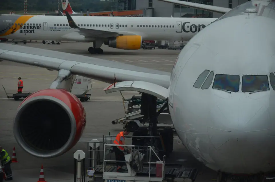 Hier siehst du ein Flugzeug am Flughafen von Düsseldorf. Lange dauerte es nicht mehr, bis ich mit der Maschine in Richtung Dubai aufbrach.